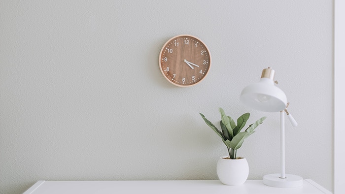 Minimal Desk - Lamp - Clock - Plant